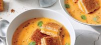 طرز تهیه سوپ گوجه فرنگی به همراه تزیین ریحان