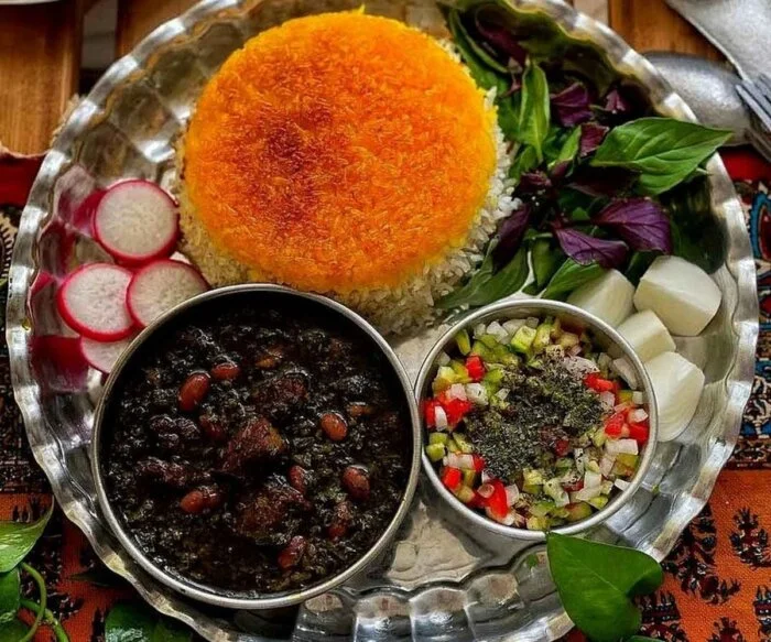 غذاهای ایرانی که دل همه رو می‌بره؛ از قرمه‌سبزی تا آش رشته !