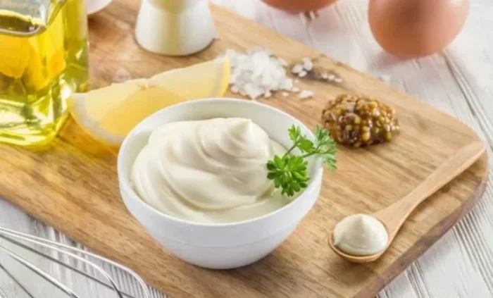 بدون تخم مرغ، چگونه سس تارتار درست کنیم؟
