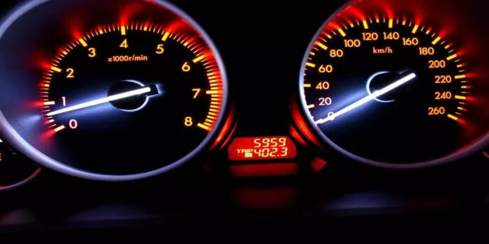 چطور کیلومتر تقلبی خودرو را بفهمیم؟
