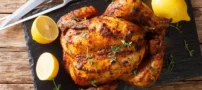 چگونه مرغ شکم‌ پر خانگی را استادانه بپزیم؟
